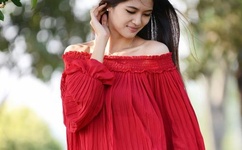 被吊起来张开腿供人玩弄